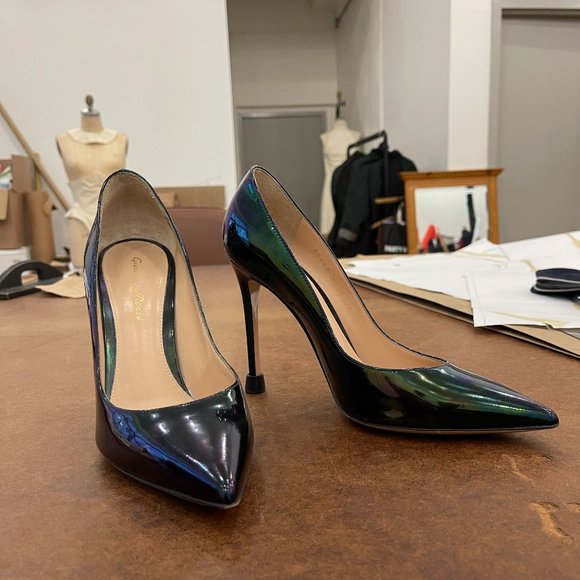 💙 HOST PICK 💙 Gianvito Rossi iridescent leather pumps - Picture 9 of 9